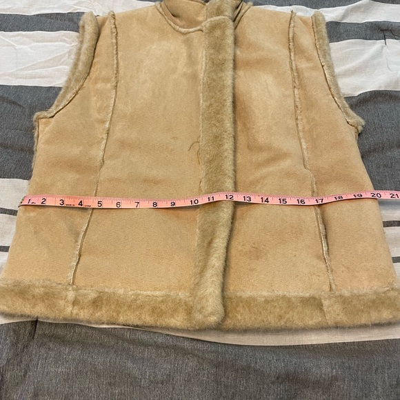 Carraig Donn vest. Fur (faux??) inside and suede (faux??) outside. Size L - Picture 6 of 6